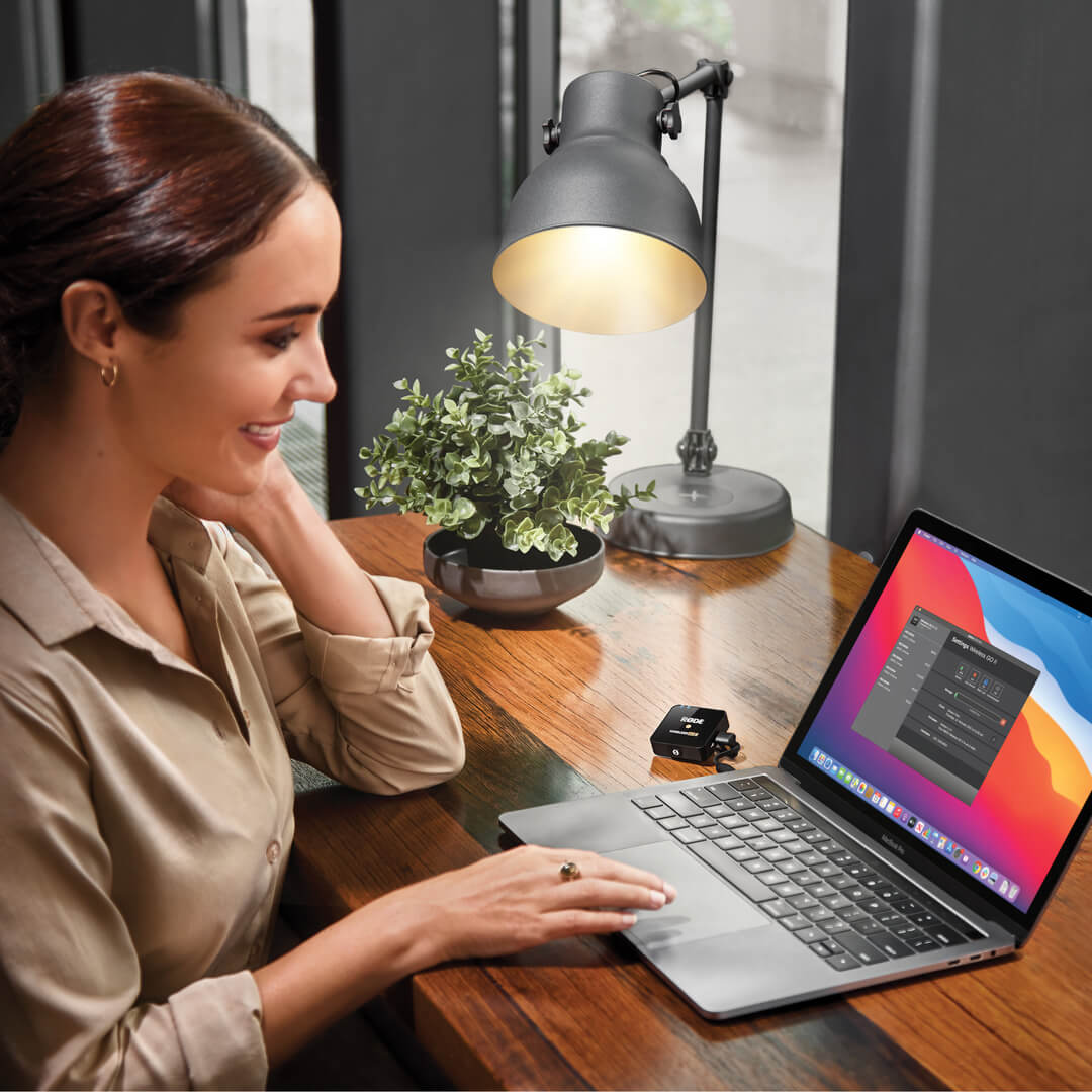 Girl using Wireless GO II with laptop showing RØDE Central